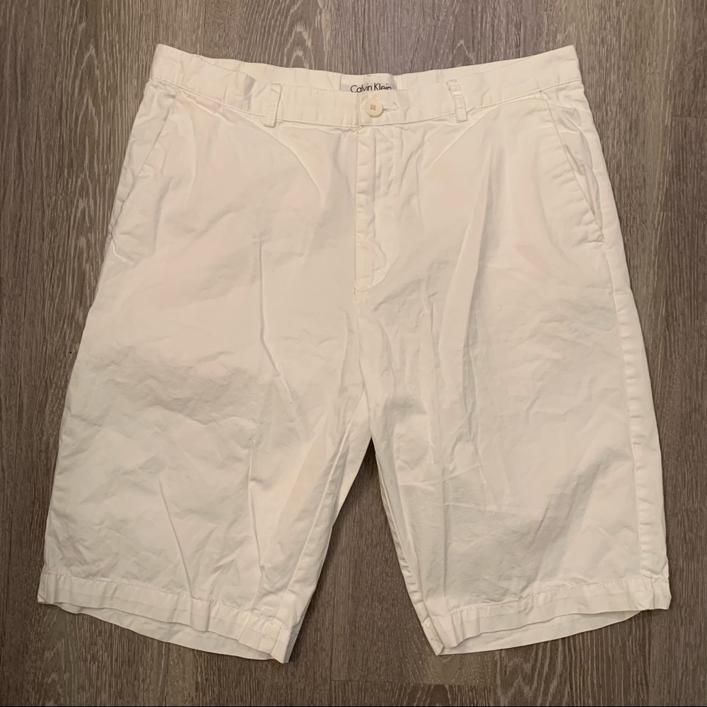 Calvin Klein White 9" Flat Front Chino Shorts Men’s Size 32